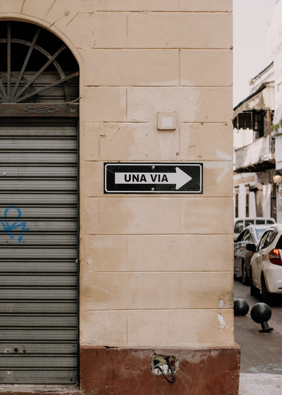 colonial street scene in santo domingo